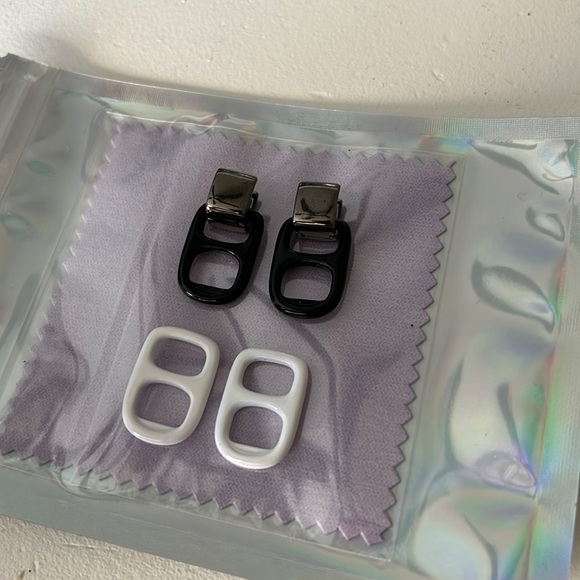 Bottle cap earrings w/ black Hardware huggie earrings White & black bottle caps - Picture 2 of 4